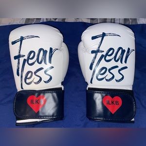 Boxing 🥊!! One size fits all 20 oz boxing gloves. Like new, great condition!